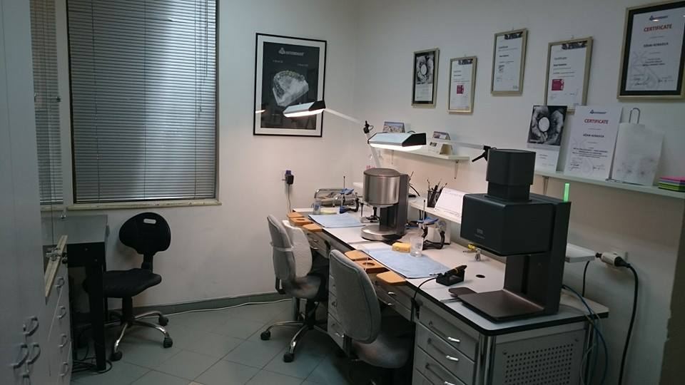 Implantat s krunicom